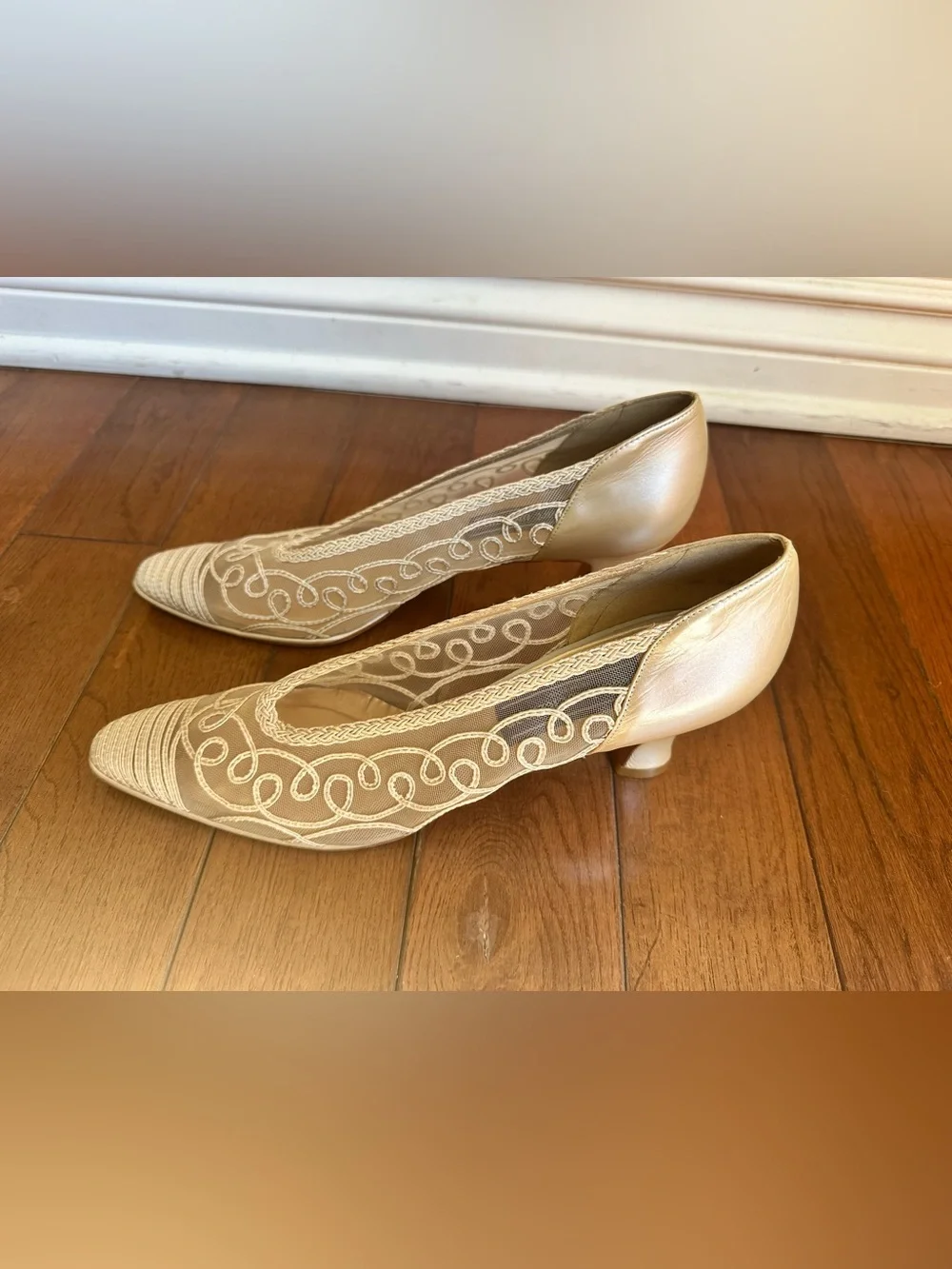 Vintage Stuart Weitzman Champagne Lace Mesh Mid-Heel Kitten Heel Pumps